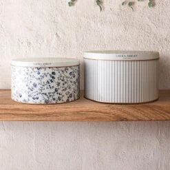 Laura Ashley Set 2 Blikken Candy Stripe En Woodruff -Meubel Verkoop 71da1a80bf54449486141d9438f5da38